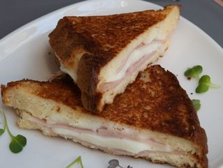 Bikini Brioche de Pavo & Queso