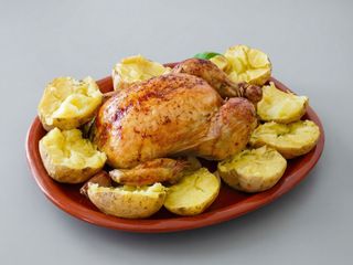 Pollo Sin Jugo Y Con Patatas asadas