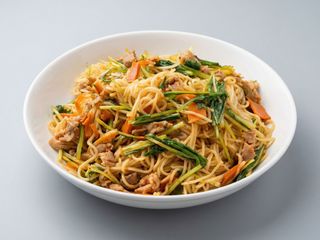 22. Fideos De Arroz Con Tres Delicias