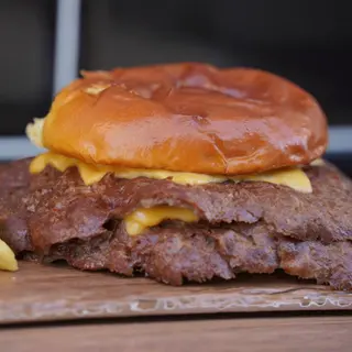 Cheeseburger con patatas fritas