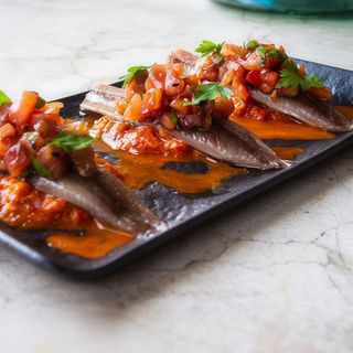 Lomos De Sardina Ahumada (3 Uds.) con Concasé de Piquillos y Tomate Natural