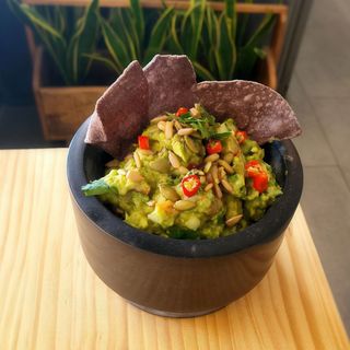 Guacamole En Molcajete Con Totopos De Maíz Azul