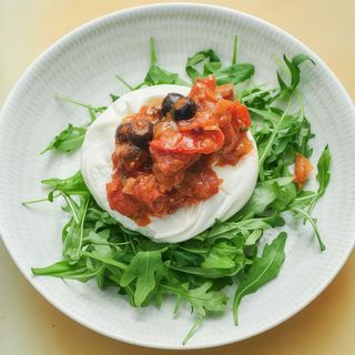 Burrata Con Concasé de Tomatito a la Albahaca