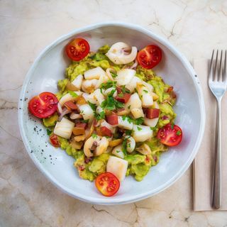 Sepia A La Plancha Con Paletilla Ibérica Y Guacamole