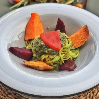 Espaguetis De Calabacín Al Pesto De Pistacho Con Boniato Asado