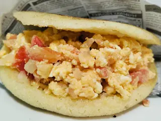 Arepa con huevo revuelto