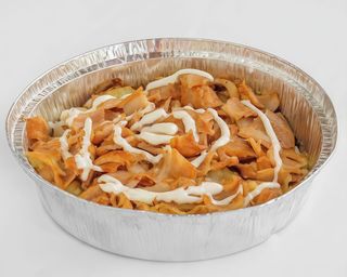 Tarrina de carne con patatas y salsa Blanca