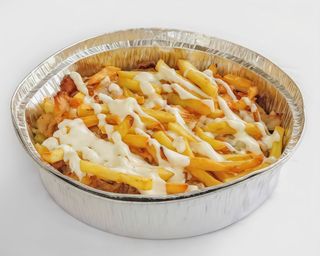 Patatas Fritas con queso gratinado, salsa de yogurt y carne kebab