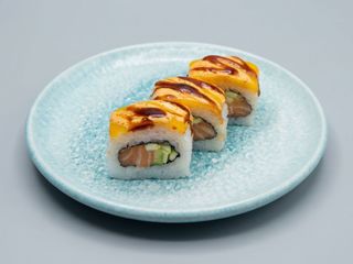 185.Uramaki Salmón con Queso Flameado