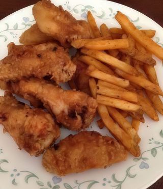 4 Alitas crujiente  con patatas y bebida 