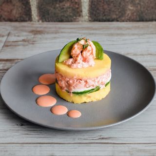 Causa de langostinos