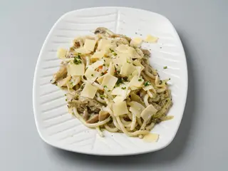 Wok udon noodles de pesto y parmesano