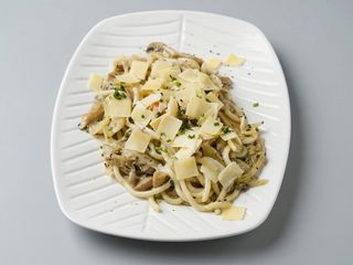 Wok udon noodles de pesto y parmesano