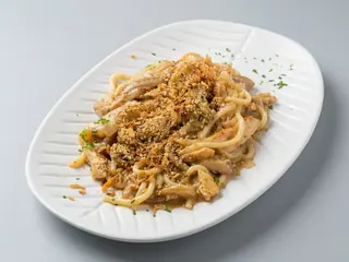 Wok de noodles y pollo satay