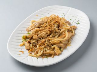 Wok de noodles y pollo satay