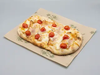 PINSA GUANCCIALE CON QUESO AHUMADO
