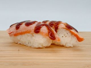 Nigiri de salmón flameado con salsa teriyaki