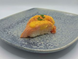 Nigiri de salmón flameado