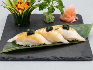 54. Nigiri pez mantequilla flameado con trufa (2 pzs.)