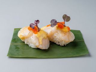 56. Nigiri de vieira flameado (2 pzs.)