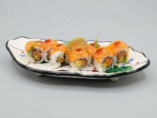 136. Salmón picante roll (8 pzs.)