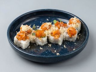 153. Uramaki tartar salmón (8 pzs.)