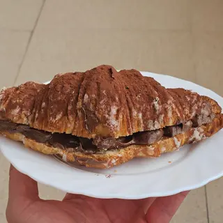 Croissant casero relleno de chocolate