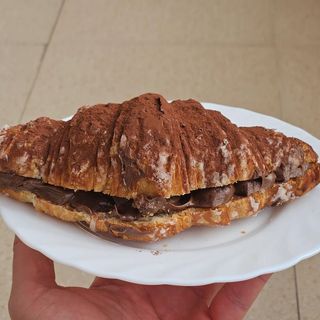 Croissant casero relleno de chocolate