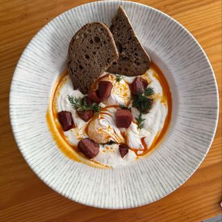 Huevos turcos con pan de espelta y cereales