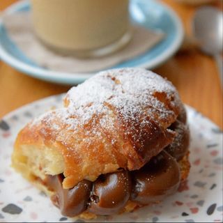 Medialuna rellena de dulce de leche