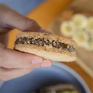 Alfajor de nuez con dulce de leche