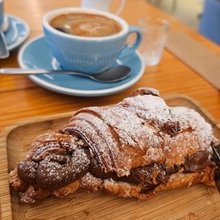 Croissant casero relleno de duce de leche