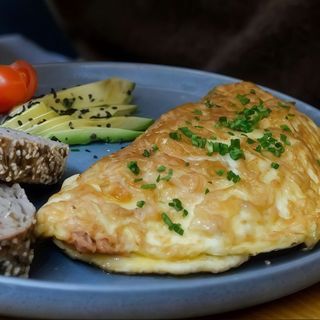 Omelett relleno de pollo bacon y salsa de tomate