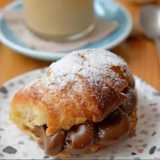 Medialuna rellena de dulce de leche
