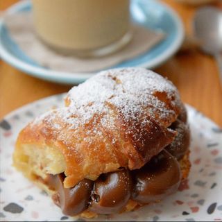 Medialuna rellena de dulce de leche