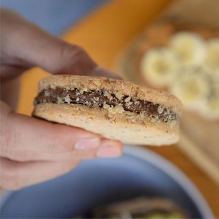 Alfajor de nuez con dulce de leche