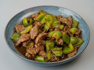 75. Ternera con pimientos verde