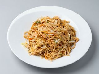 38c. Tallarines Fritos de la Casa ( Pollo, Terneras, Gambas)