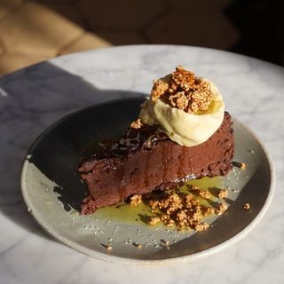 CHOCOLATE, AOVE, CRUJIENTE DE CARAMELO SALADO