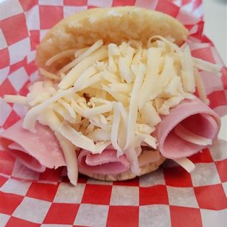 AREPA FRITA DE JAMON YORK Y QUESO