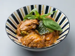 Pato Con Salsa Cacahuete