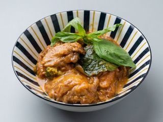 Pato Con Salsa Cacahuete 