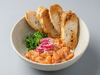 TARTAR DE SALMÓN CON AGUACATE CREMOSO Y WAKAME 
