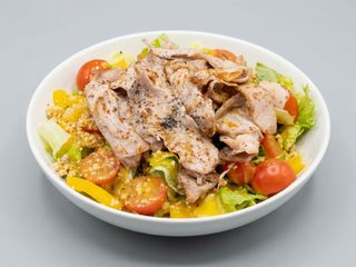 ENSALADA CON TOMATES CHERRY, VINAGRETA DE FRUTOS ROJOS , Q. CABRA Y NUECES