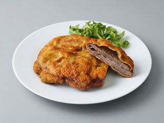 Filete De Ternera Empanada Con Salsa