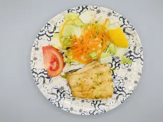 Merluza A La Plancha Con Ensalada