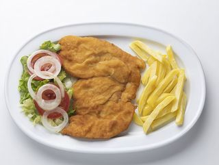 PLATO MILANESA DE POLLO CON ENSALADA Y PATATAS FRITAS