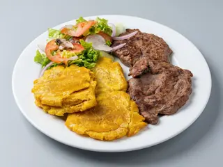 patacones con carne ensalada y menestra de frijoles 