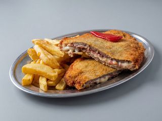 Cachopo De Jamón Ibérico Y Queso Con Patatas