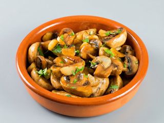 Champiñones al Ajillo